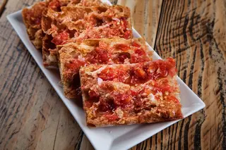 Tapa de pan de cristal con tomate