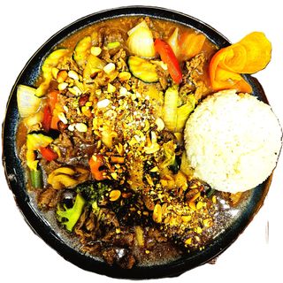 36. Wołowina z warzywami i orzeszekami ziemnymi