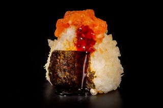 057 Onigiri spicy salmon 2 pezzi