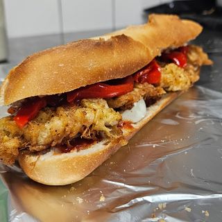 Bocadillo completo de pollo con salsa