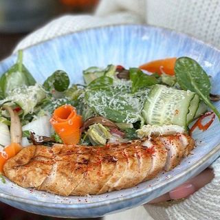 Грандіозний салат з куркою