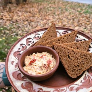 Помазанка із сала з в'яленими томатами