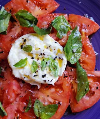 Burrata de tomate y reducción de pesto