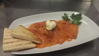 Carpaccio di salmone al pepe rosa
