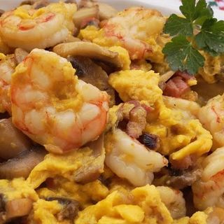 Revuelto de setas y gambas 