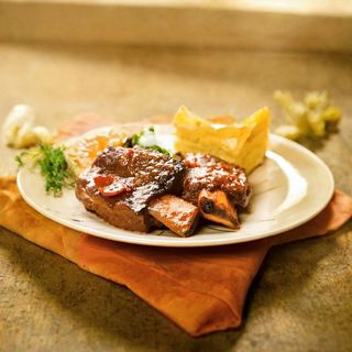 84. Свински ребра, задушени в соев сос (700г)