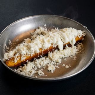 PLÁTANO HORNEADO CON  QUESO Y NATA