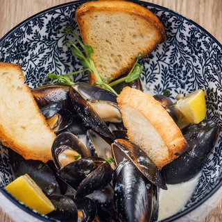 Midii în sos de vin / sos de roșii / sos alb cu garlic bread