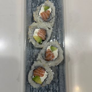 81. Uramaki De Salmón Con Aguacate Y Queso (4 Pzs.)