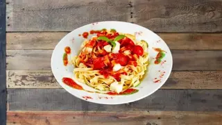 Domaća tjestenina s umakom od rajčica + Coca-Cola Combo