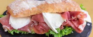 Panino con Crudo e Bufala