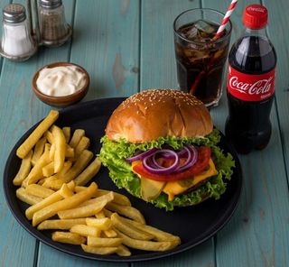 Пилешки бургер Криспи + Кока Кола (500мл)