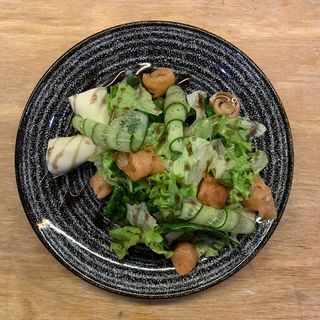 Салат з лососем, міксом салатів, сиром Надугі з м'ятою (240г)