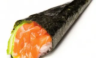 Temaki de salmón y aguacate (1 pza.)