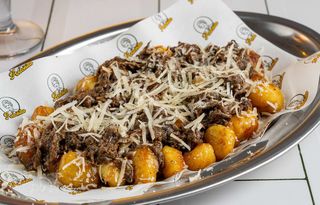 Gnocchi con guiso de ternera y parmesano