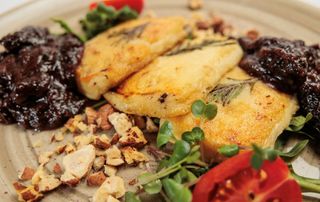 Grilovani Miročki sir sa šljivama i lešnikom