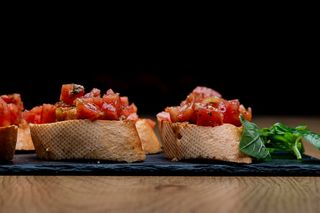 Брускети с домати и песто