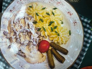 Бефстроганов с пюре/рисом
(0.520г)