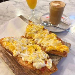 Tostada con huevos revueltos