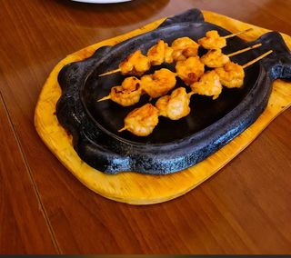 Spiedini di gamberi alla griglia