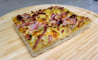 Focaccia cu mozzarella, prosciutto cotto, sos pesto