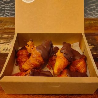 Caja de mini Corne's bañados con chocolate (16 uds.)