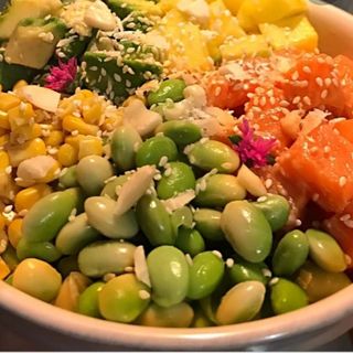 Pokè salmone e ananas