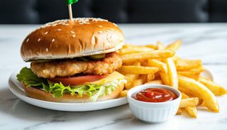 Hamburger de pui cu cartofi pai