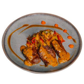 OBRAJORI DE VITEL SERVITI CU LEGUME LA TIGAIE SI SOS 200/200/100 g