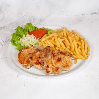 Svinjski šnicel grill s pomfritom