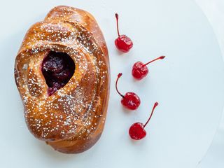 Булочка з вишнею