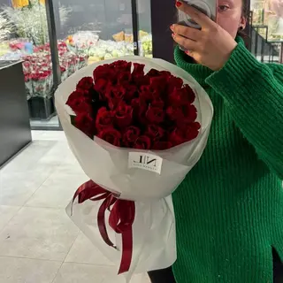 35 червоних троянд 