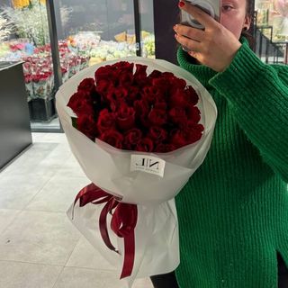 35 червоних троянд 