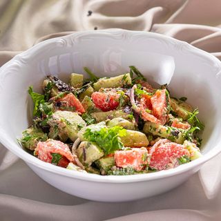 კიტრის და პომიდვრის სალათი ნიგვზით