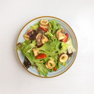 Микс салати с хрупкави калмари (350г)