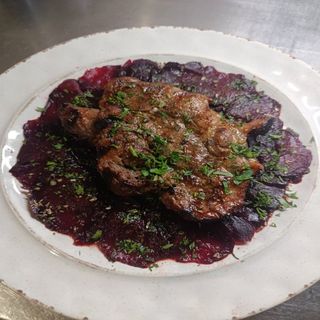 Свинний стейк з карпачо з буряка