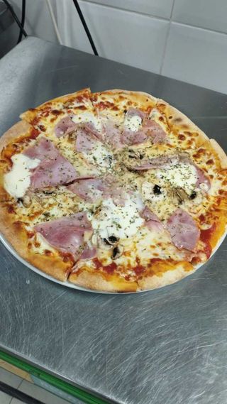 Pizza De Prosciutto Funghi Mascarpone 