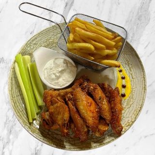 Aripioare de pui cu cartofi pai şi salată uşoară