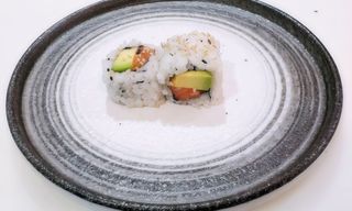 California de salmón con aguacate y sésamo (8 pzs.)