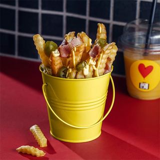 ფრი  ყველის სოუსით, ჰალაპენიოთი და ბეკონით 1 პორც