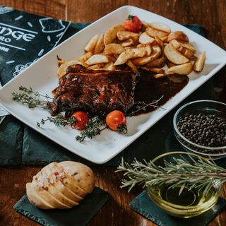 Coaste de porc la cuptor cu cartofi spicy wedges