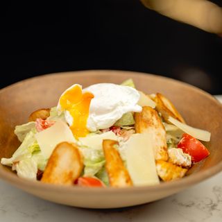 Salată  Caesar cu piept de pui și dressing de ansoa 450g