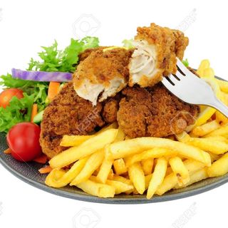 Suprema de pollo crujiente con patatas caseras y ensalada