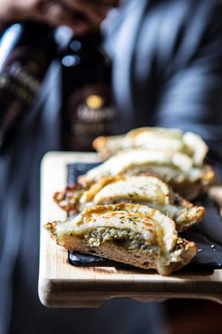 Tostas  de  berenjena con queso de  cabra
