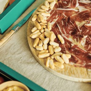 Cajita de jamón ibérico de bellota cortado a cuchillo con picos