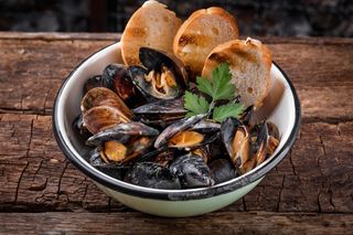 Чілійські мідії у винно-часниковому соусі (500гр)