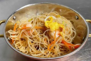 123. Spaghetti di riso con gamberi