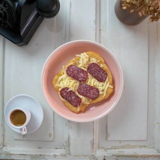 Мекица с луканка и кашкавал