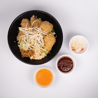 Sałatka z kurczakiem w panierce