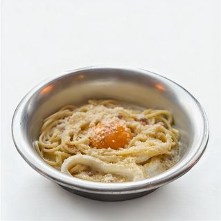 Спагетті Карбонара з атлантичним кальмаром та беконом